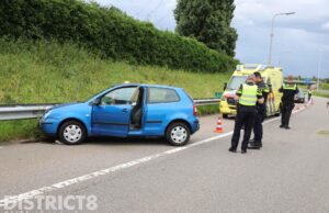 Automobilist knalt met auto tegen geleiderail A4 Den Hoorn