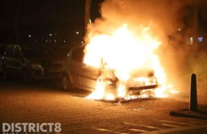 Geparkeerde auto gaat in vlammen op Rijswijkse Landingslaan Den Haag