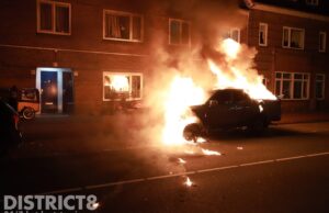 Geparkeerde pick-up zwaar beschadigd na vlammenzee Alberdingk Thijmstraat Den Haag