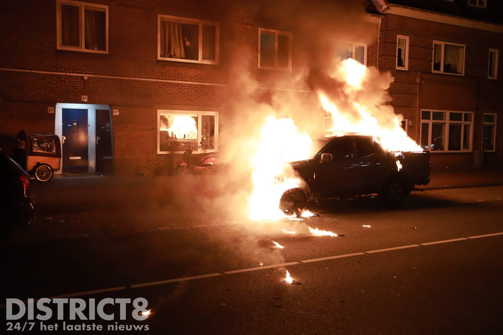 Geparkeerde pick-up zwaar beschadigd na vlammenzee Alberdingk Thijmstraat Den Haag