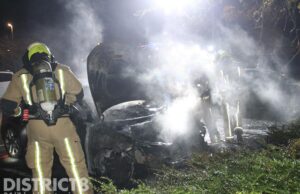 Geparkeerde personenauto volledig uitgebrand Noordweg Wateringen