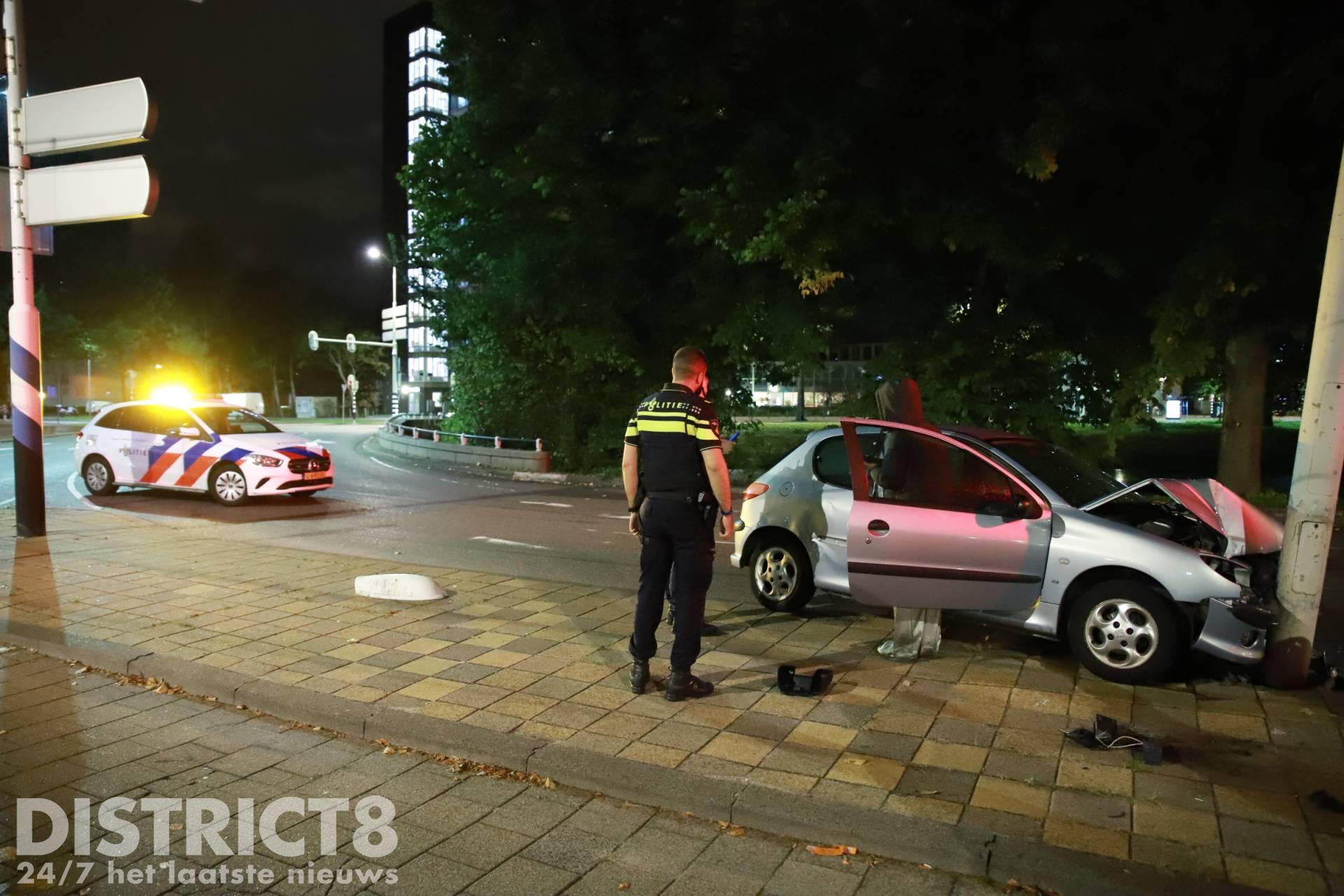 Automobiliste knalt tegen lichtmast en raakt gewond Erasmusplein Den Haag