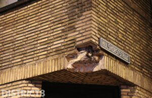 Deel van gevel kinderdagverblijf op straat Dierenselaan Den Haag