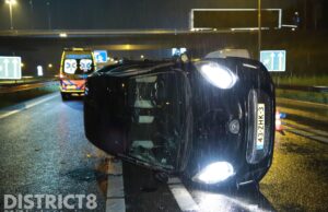 Automobiliste raakt van de weg en belandt op zijkant oprit A4 Den Hoorn