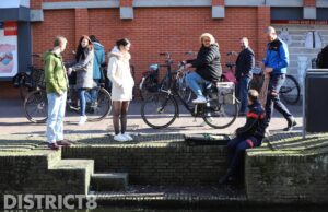 Brandweer vist sleutels op uit gracht Molslaan Delft