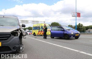 Gewonde en schade na ongeval tussen twee voertuigenop de Afrikaweg Zoetermeer
