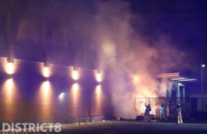 Flinke buitenbrand tegen gevel van pand Bijenkorf Gedempte Burgwal Den Haag