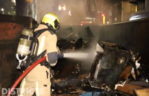 Brandweer rukt uit voor brand in bouwcontainer Den Helderstraat Den Haag