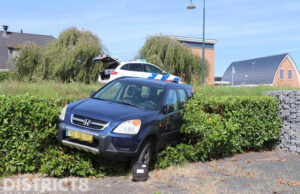 Automobilist raakt van de weg en rijdt bosschages in Hugo de Grootlaan Zoetermeer
