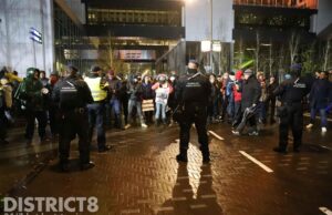 Lawaaidemonstratie tijdens corona-persconferentie Turfmarkt Den Haag