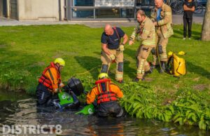Gedumpte deelscooter in het water zorgt voor grote inzet hulpdiensten Laan 1940-1945 Maassluis