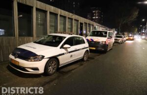 Politie stuurt clubbezoekers weg tijdens controle Neherkade Den Haag