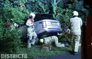Bestuurder zwaargewond nadat auto van de weg raakt en tegen boom knalt A20 Maasdijk