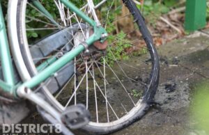 Achterwiel van fiets in brand gestoken in portiek Minstreelstraat Den Haag
