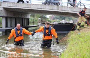 Brandweer zoekt in het water naar gedumpte scooter Zwetkade Noord Wateringen