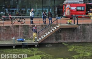 Telefoon valt in het water, brandweerduiker schiet te hulp Stationsplein Delft