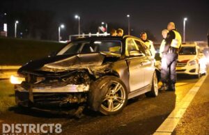 Taxi zwaar beschadigd na ongeval A13 Delft