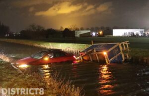 Personenauto met aanhanger raakt te water Katwijkerlaan Pijnacker