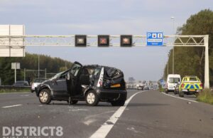 Automobilist slaat over de kop en raakt gewond A12 Zoetermeer