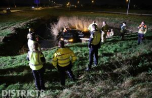 Auto belandt in het water na slingeren over snelweg A4 Schipluiden