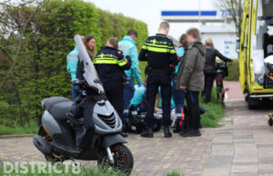 Opzittende van scooter zwaargewond bij aanrijding Delftsestraatweg Delfgauw
