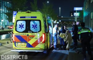Omstanders halen verwarde vrouw uit het water Turfmarkt Den Haag