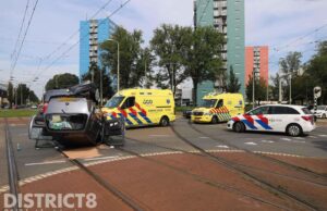 Auto op z’n kop bij ongeval Dedemsvaartweg Den Haag