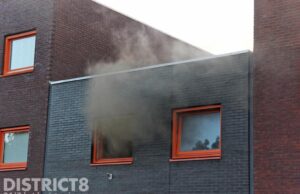 Fikse rookontwikkeling bij woningbrand Kokkelsingel Den Haag