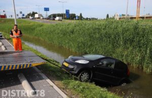 Automobilist vergeet handrem waarna auto de sloot in rolt Hogenhoorn Den Hoorn