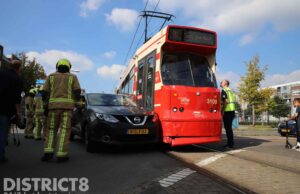 Automobilist rijdt tegen tram aan, bestuurder vlucht Laan van Wateringse Veld Den Haag
