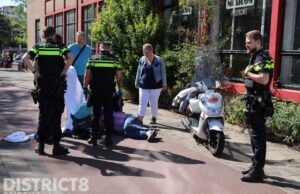 Scooterrijder komt hard ten val na eenzijdig ongeval en raakt gewond Soestdijksekade Den Haag