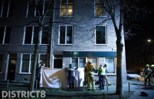 Vrouw gered bij woningbrand; mogelijk brandstichting Kamperfoelieplein Den Haag