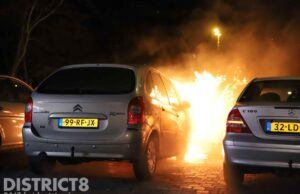 Geparkeerde auto vat vlam Lau Mazirellaan Den Haag