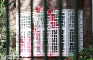 Ambassade van China besmeurd met rode verf na demonstratie Willem Lodewijklaan Den Haag