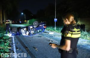 Auto rijdt tegen boom en vliegt over de kop Prinses Beatrixlaan Delft