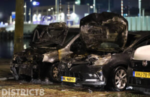 Twee auto’s naast elkaar in brand gestoken Goudriaankade Den Haag