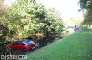 Auto rolt water in langs begraafplaats Iepenhof Hoflaan Delft