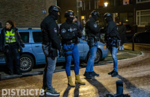 Agenten belaagd na melding geluidsoverlast; drie aanhoudingen Sweelinckstraat Vlaardingen