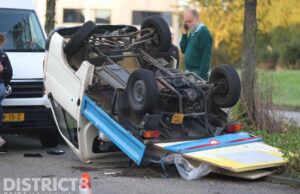 Brommobiel op zijn kop na aanrijding Vrijenbanselaan Rijswijk