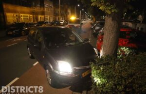 Automobilist ramt boom en raakt lichtgewond Soestdijksekade Den Haag