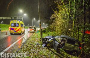 Automobiliste raakt van de weg, ramt paal en belandt in de bosschages oprit A20 Maassluis