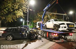 Auto rijdt door afzetting en knalt op politieberger Monstersestraat Den Haag