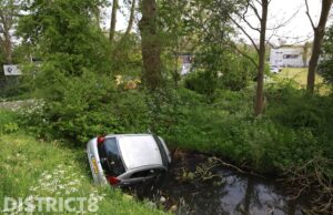 Auto rolt uit parkeervak en belandt in sloot Brasserskade Delft