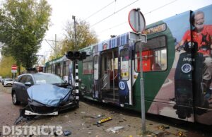 Veel schade bij aanrijding tussen tram en auto Derde Werelddreef Delft