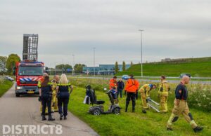 Achtergelaten scootmobiel bij sloot zorgt voor inzet hulpdiensten Parallelweg Maasland