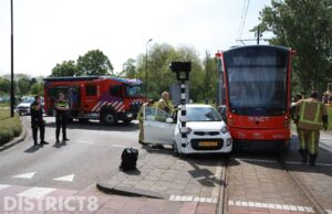 Gewonde na aanrijding tussen auto en tram Mgr Bekkerslaan Rijswijk