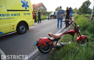 Vrouw op snorfiets vliegt uit de bocht en raakt gewond Zouteveenseweg Schipluiden