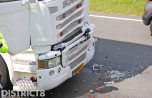 Schade na kop-staart aanrijding tussen twee vrachtwagens Wippolderlaan/N211 Wateringen