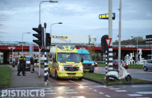 Bestuurster snorscooter gewond na ongeval, verkeerslichten defect Oostpoortweg Delft