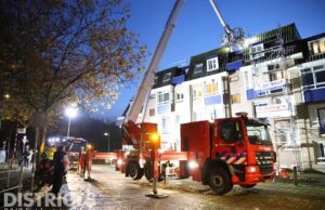 Werklui laten gasbrander aan op dak: brandweer rukt groots uit Oostpoort Delft